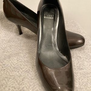 Stuart Weitzman gun metal grey patent leather pumps.